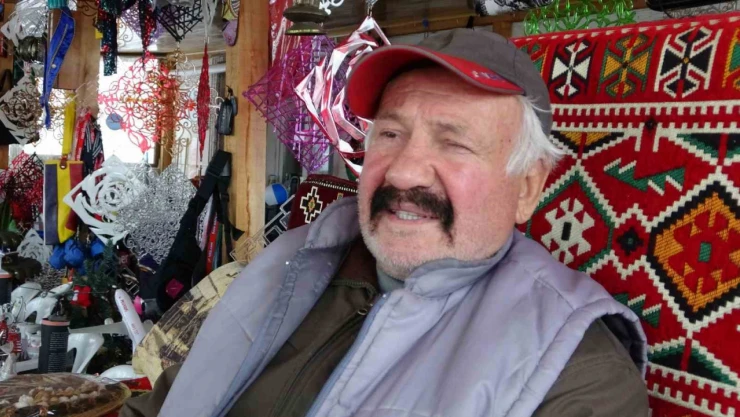 Emekli bankacının, evinin her köşesi 'hediyelik eşya' ile dolu