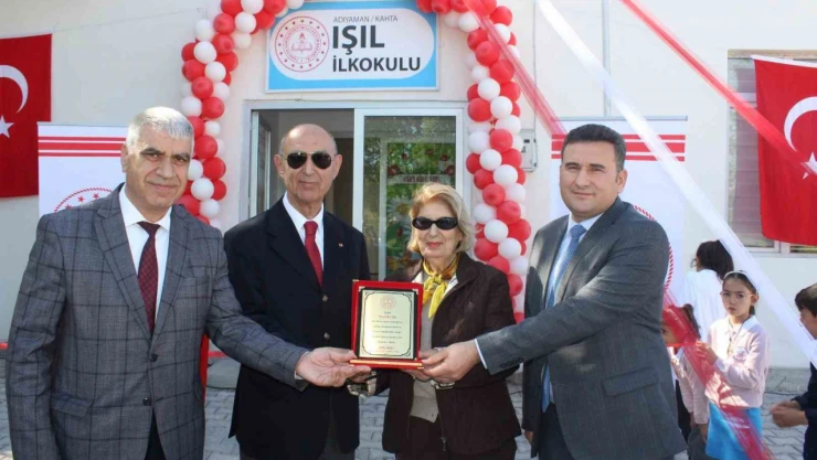 Emekli ikramiyesiyle köyde okul yaptı