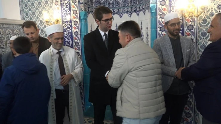 Erciş'te bayram namazı için camiler doldu