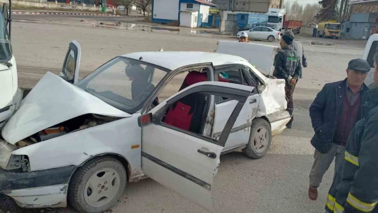 Erciş'te zincirleme trafik kazası: 2 yaralı