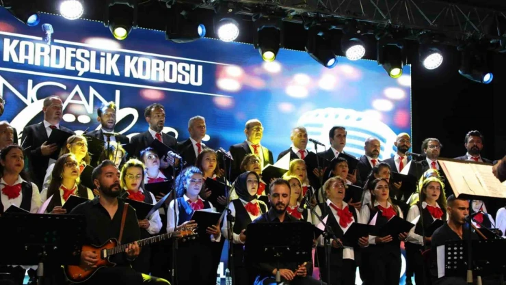 Erzincan'da farklı meslek gruplarından insanların bir araya geldiği 'Kardeşlik Korosu' konser verdi