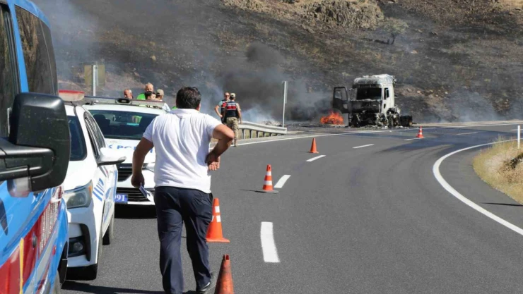 Erzincan'da seyir halindeki tır alev alev yandı