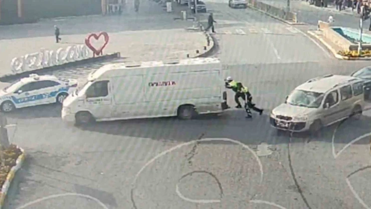 Erzincan'da trafik polisleri arızalanan aracı yolda bırakmadı