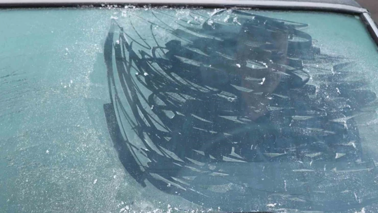 Erzincan'da uzmanından tavsiye: Buzlanan camı zarar vermeden nasıl çözeriz!