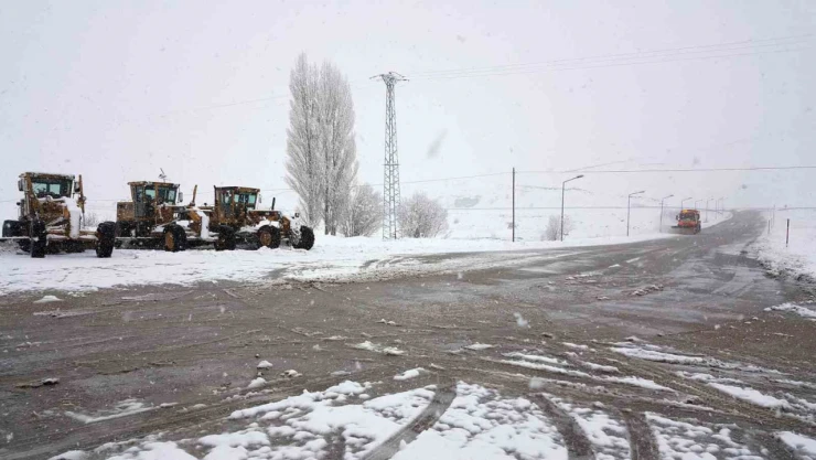Erzincan'ın yüksek kesimlerinde kar yağışı etkili oldu