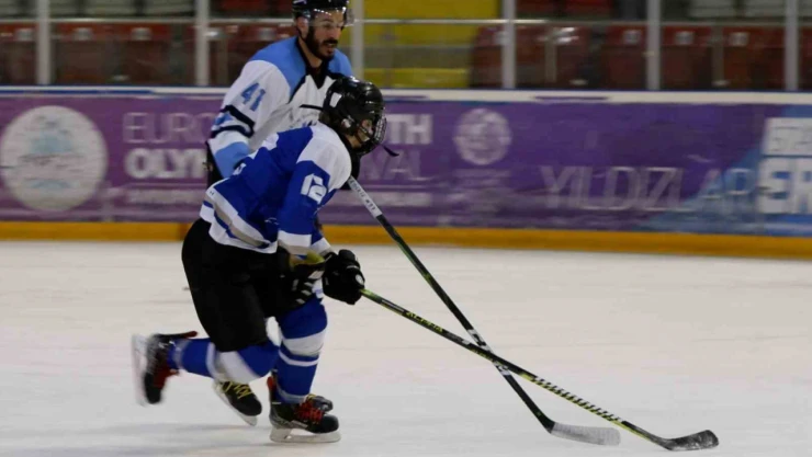 Erzurum'da buz hokeyi heyecanı sürüyor