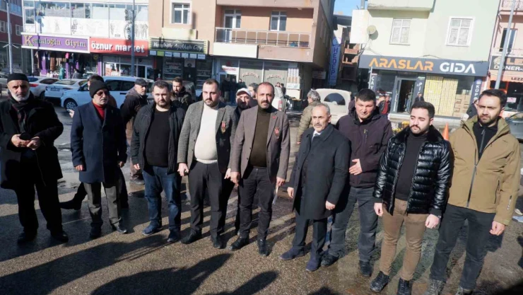 Erzurum'da gaziler ve şehit aileleri DEM binası önünde basın açıklaması yaptı
