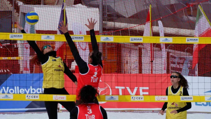 Erzurum'da kar voleybolu heyecanı