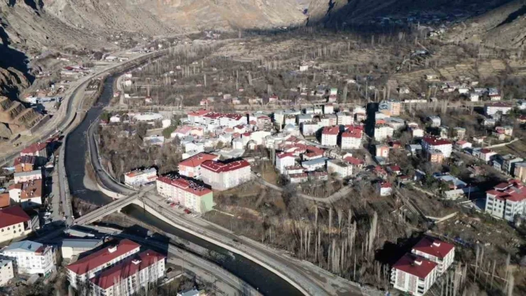 Erzurum'da kış, Uzundere'de sonbahar esintisi yaşanıyor