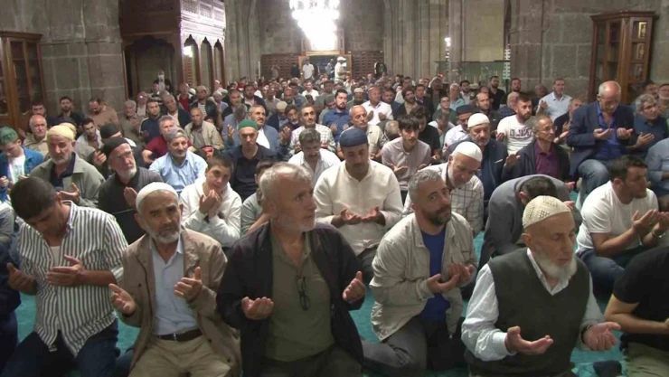 Erzurum'da Mevlid Kandili coşkusu