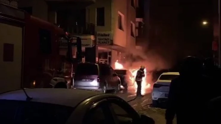Erzurum'da otomobil alev topuna dönüştü
