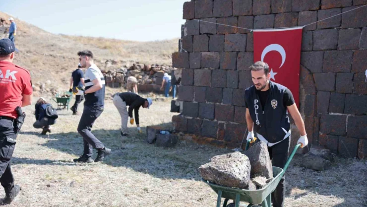Erzurum polisinden örnek davranış