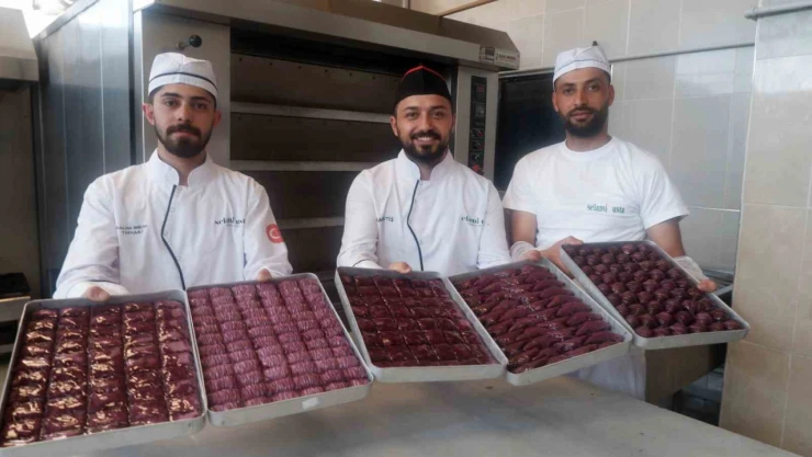 Erzurumlu ustadan mor baklava