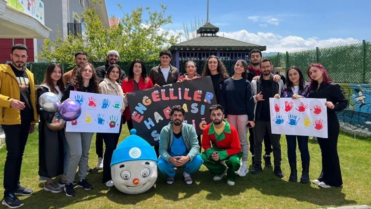 ETÜ'lü gençler çocuklarla çocuk oldu