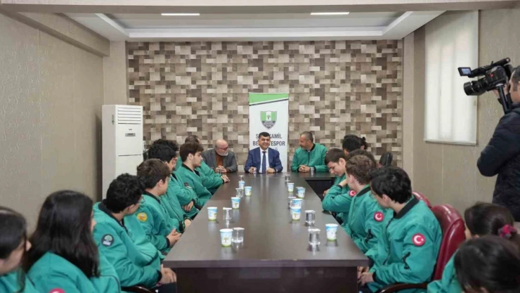 Fadıloğlu, şampiyon yüzücülerle bir araya geldi