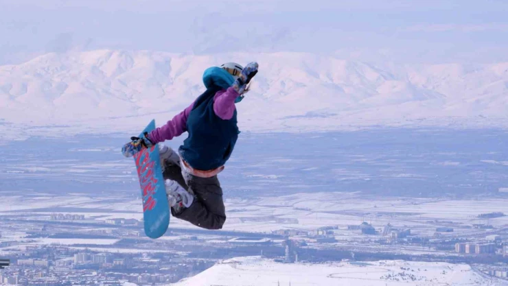 Freestyle akrobasi kayakçıları Palandöken'de nefes kesti