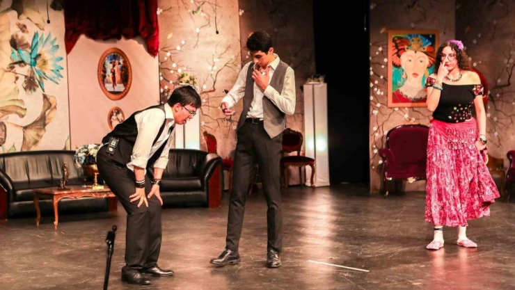 Gaziantep Kolej Vakfı'nda Lüküs Hayat müzikali sahnelendi