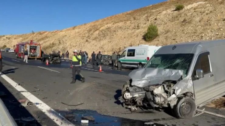 Gaziantep'te 3 aracın karıştığı zincirleme kaza: 1 ölü, 6 yaralı