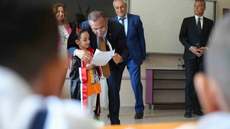 Gaziantep'te 730 bin öğrenci karne heyecanı yaşadı