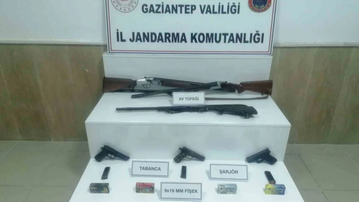 Gaziantep'te kaçak 5 tabanca ile 3 av tüfeği ele geçirildi
