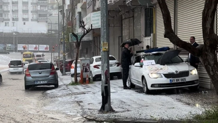 Gaziantep'te sağanak ve dolu yağışı etkili oluyor
