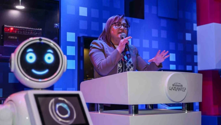 Gaziantep'teki 'Yapay Zeka ve Dijital Yaşam' sergisine yapay zeka robotu Ada damga vurdu