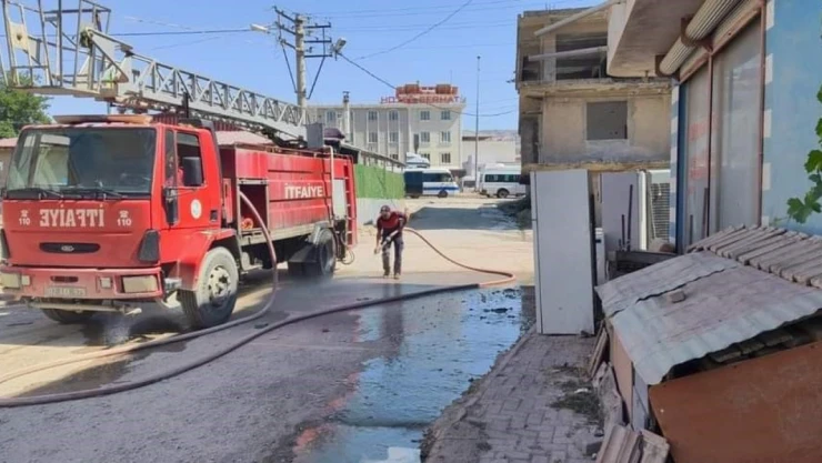 Gölbaşı ilçesinde yollar yıkanıyor
