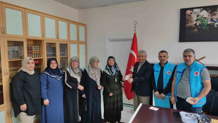 Görme engelli kardeşler kurban bağışında bulundu