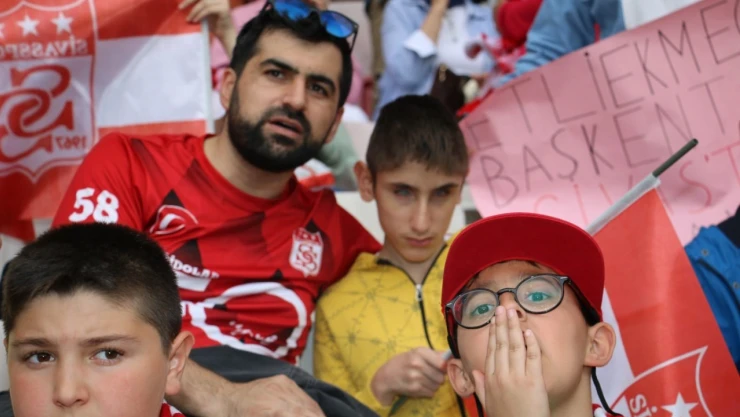 Görme engelli öğrencisine maçı anlattı