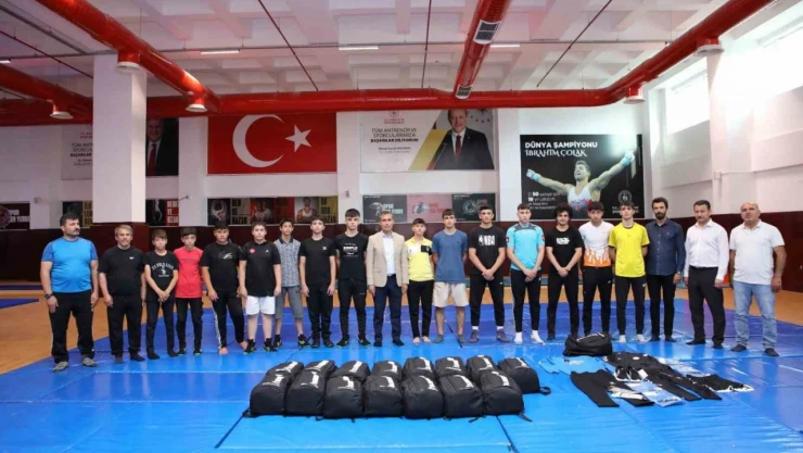 Gündüzlü Sporcu Eğitim Merkezine malzeme desteği