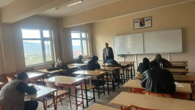 Güroymak'ta 'Şiir Okuma ile Umre Ödüllü Bilgi Yarışması' düzenlendi