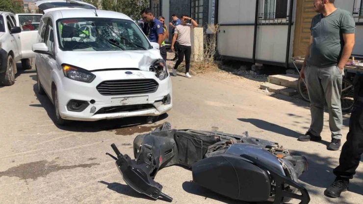 Hafif ticari araç ile motosiklet çarpıştı: 1 yaralı