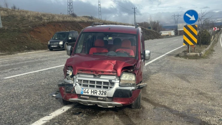 Hafif ticari araçlar çarpıştı, 1 yaralı