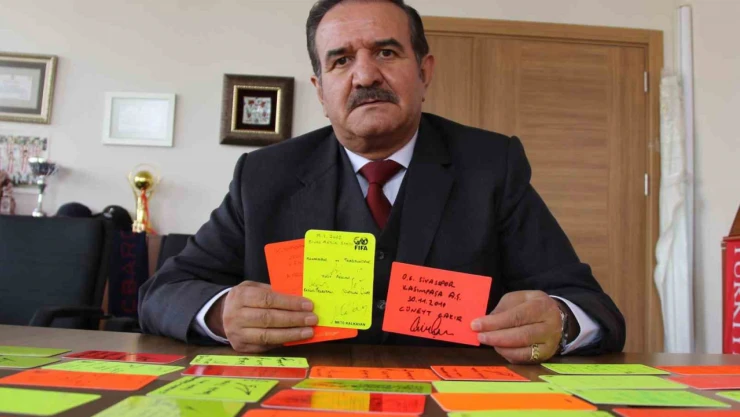 Hakemlerin kartlarından koleksiyon yaptı