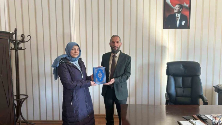 Hayırseverlerden öğrencilere Kur'an-ı Kerim hediyesi