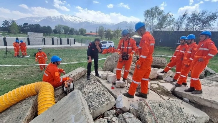 Hedef 100 bin Kişiye Depremde Arama ve Kurtarma Eğitimi