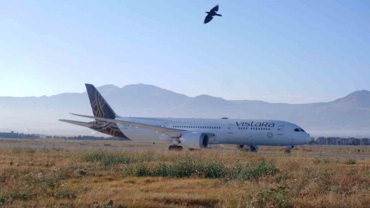 Hindistan uçağı yolcularının Erzurum'daki bekleyişi sürüyor