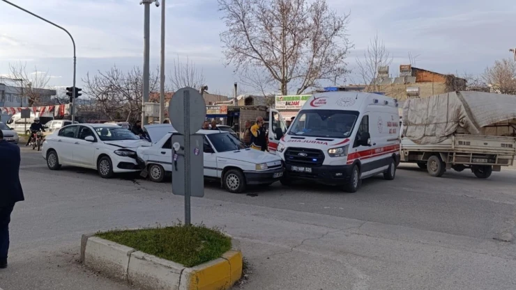İki otomobil, bir ambulans çarpıştı: 1 yaralı