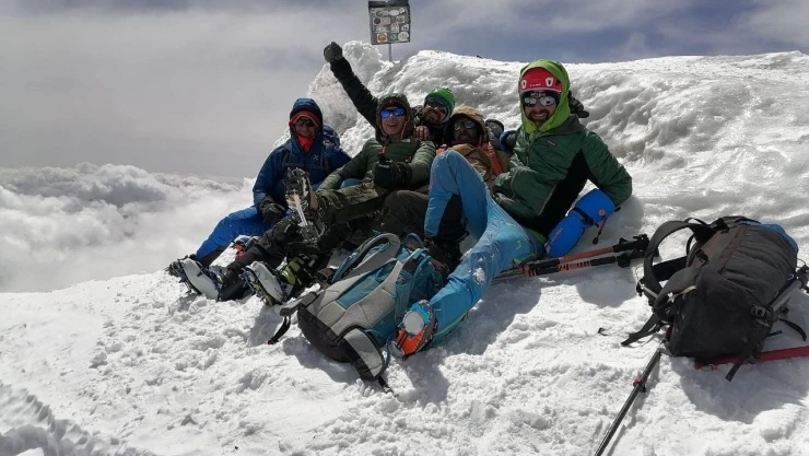 İlkbaharda Ağrı Dağı zirvesinde kayak keyfi