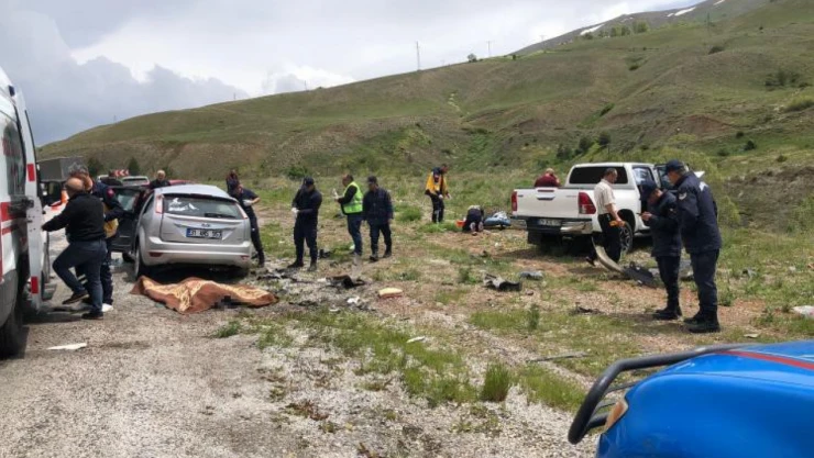 İmranlı'da trafik kazası: Ölü ve yaralılar var