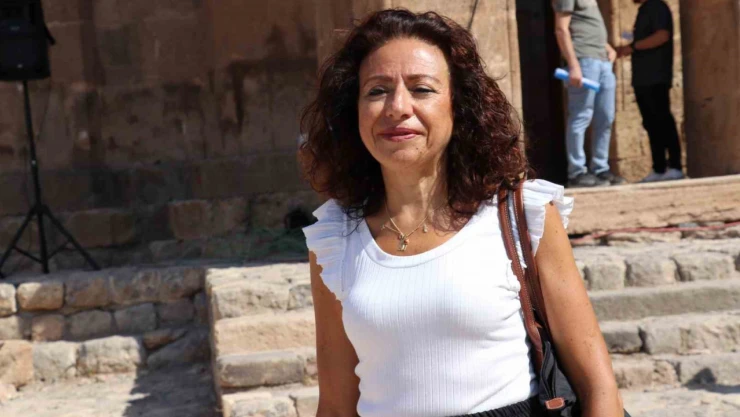 İsmini aldığı Akdamar Adası'nı ilk defa gören Ermeni asıllı Tamara gözyaşlarına hakim olamadı