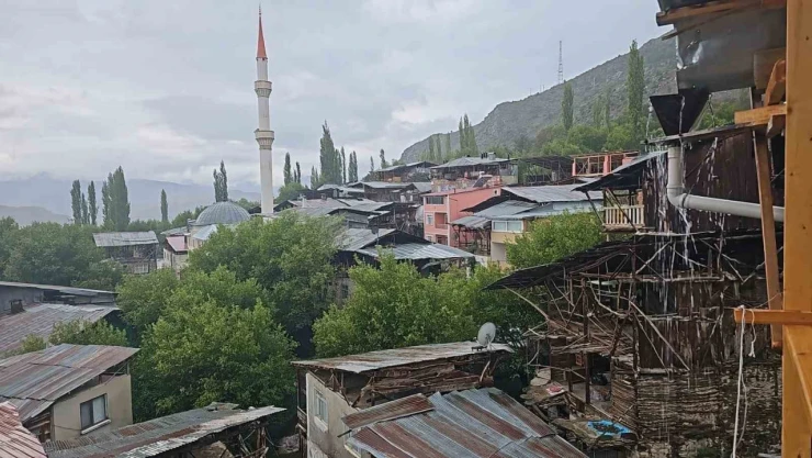 İspir'de sağanak yağış etkili oluyor