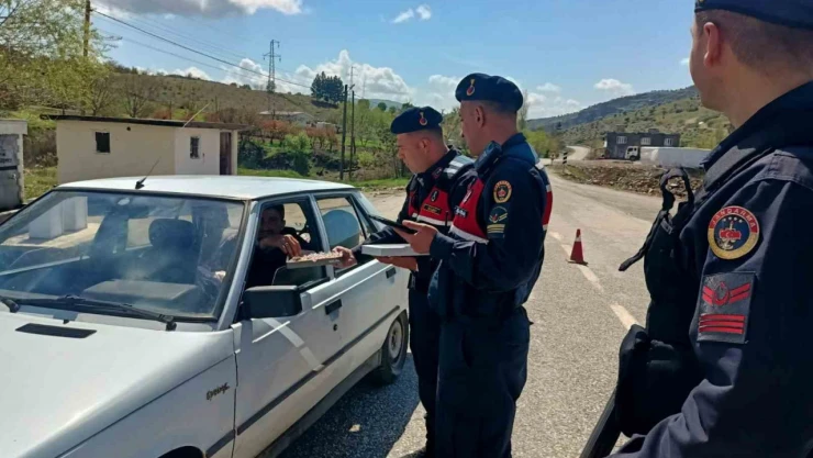 Jandarma sürücülere şeker ve kolonya ikram etti