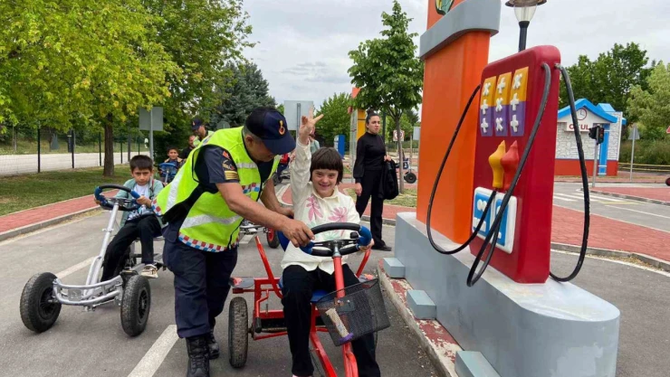 Jandarmadan özel çocuklara trafik eğitimi