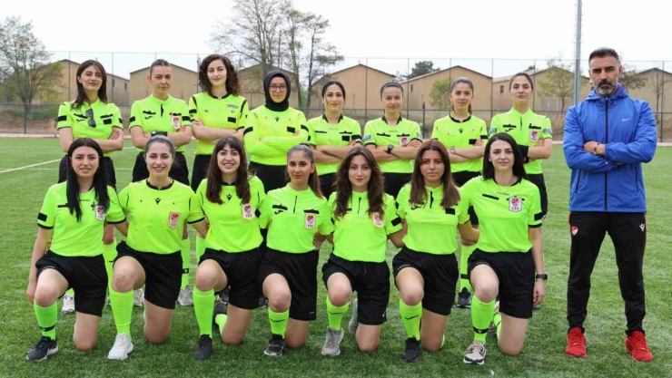 Kadın hakemler sahaya indi, küfür yerini centilmenliğe bıraktı