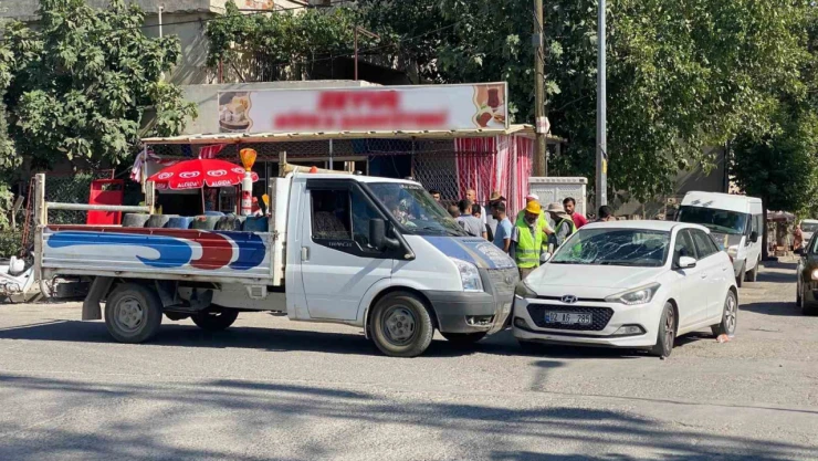 Kamyonet kasasından otomobilin üzerine uçtular: 2 yaralı