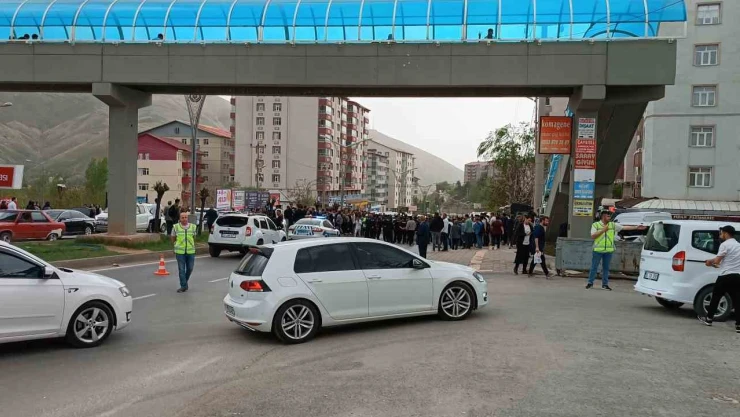 Kamyonet öğrencilere çarptı, vatandaş yolu kapattı