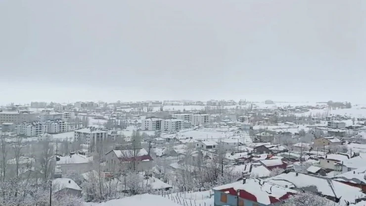 Karlıova'da kar yağışı etkisini sürdürüyor