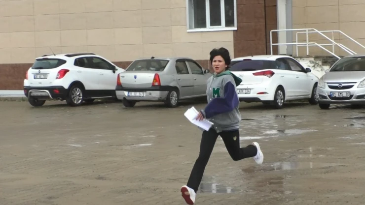 Kars'ta 3 kişiyi sınava polis yetiştirdi