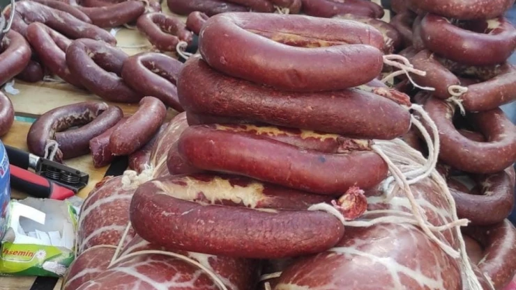 Kars'ta belgesiz sucuklar imha edildi